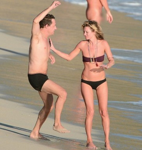 Οι ερωτικές περιπτύξεις της Κέιτ Μος με τον άνδρα της σε παραλία γυμνιστών - Φωτογραφία 6