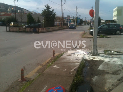 Χαλκίδα: Η σύγκρουση ισοπέδωσε το σήμα κυκλοφορίας και έστειλε ένα άτομο στο νοσοκομείο! - Φωτογραφία 2