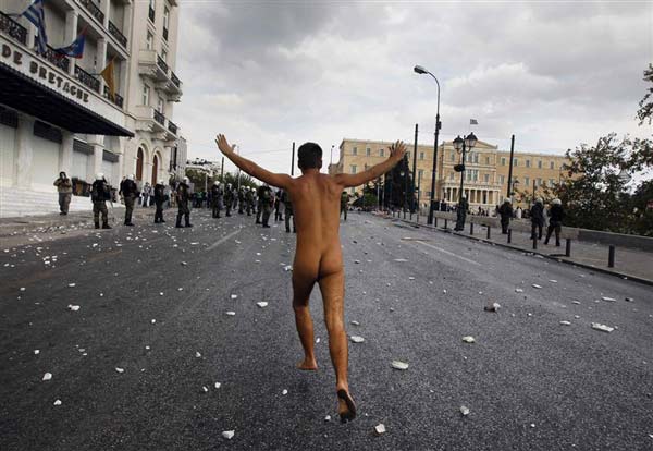 Εικόνες μιας Ελλάδας σε κρίση στο φακό του Reuters… - Φωτογραφία 9