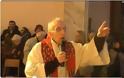 Ιερέας τραγουδά το αντιφασιστικό «Bella Ciao» μέσα στο ναό