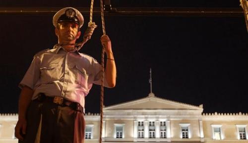 Στις 95 καλύτερες φωτογραφίες της χρονιάς, ο συνδικαλιστής αστυνομικός μπροστά στη Βουλή - Φωτογραφία 1