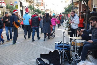 Πάτρα: Πλημμύρισαν από κόσμο σήμερα η Ρήγα Φεραίου και η Αγίου Νικολάου- Λαοθάλασσα στα καφέ, ουρές στα ΑΤΜ - Δείτε φωτο - Φωτογραφία 5