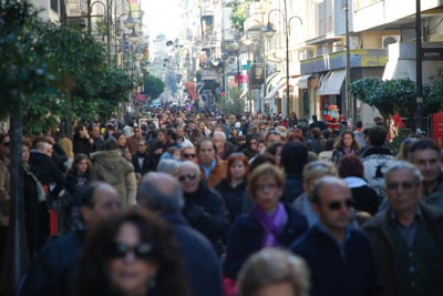 Πάτρα: Πλημμύρισαν από κόσμο σήμερα η Ρήγα Φεραίου και η Αγίου Νικολάου- Λαοθάλασσα στα καφέ, ουρές στα ΑΤΜ - Δείτε φωτο - Φωτογραφία 6