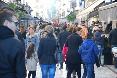 Πάτρα: Πλημμύρισαν από κόσμο σήμερα η Ρήγα Φεραίου και η Αγίου Νικολάου- Λαοθάλασσα στα καφέ, ουρές στα ΑΤΜ - Δείτε φωτο - Φωτογραφία 8