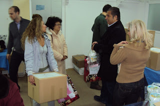 Τρόφιμα σε 300 οικογένειες της πόλης διένειμε ο Δήμος Αμαρουσίου για τις εορτές των Χριστουγέννων και της Πρωτοχρονιάς - Φωτογραφία 1