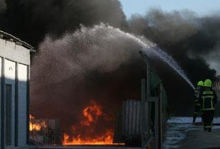 Φωτιά σε προκατασκευασμένο γραφείο και εκσκαφέα στη Λεμεσό - Φωτογραφία 1