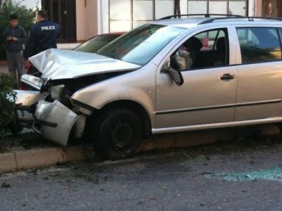 Αγρίνιο: Αυτοκίνητο καρφώθηκε πάνω σε κολώνα - Δείτε φωτο - Φωτογραφία 2