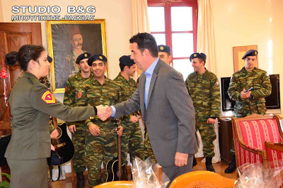 Κάλαντα από στρατιώτες του ΚΕΜΧ στον δήμαρχο Ναυπλιέων - Φωτογραφία 1