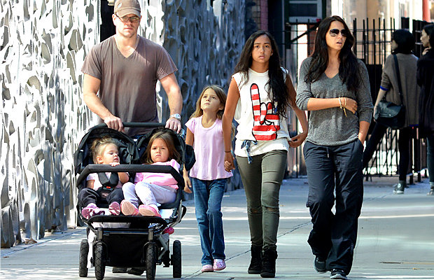 Αυτές είναι οι πιο αγαπημένες οικογένειες του Hollywood για το 2012  Πηγή: http://www.queen.gr/CELEBRITY-SPOTTING/JUICY-NEWS/item/65561-aytes-einai-oi-pio-agapimenes-oikogeneies-toy-hollywood-gia-to-2012#ixzz2G9Z9MiEM - Φωτογραφία 5