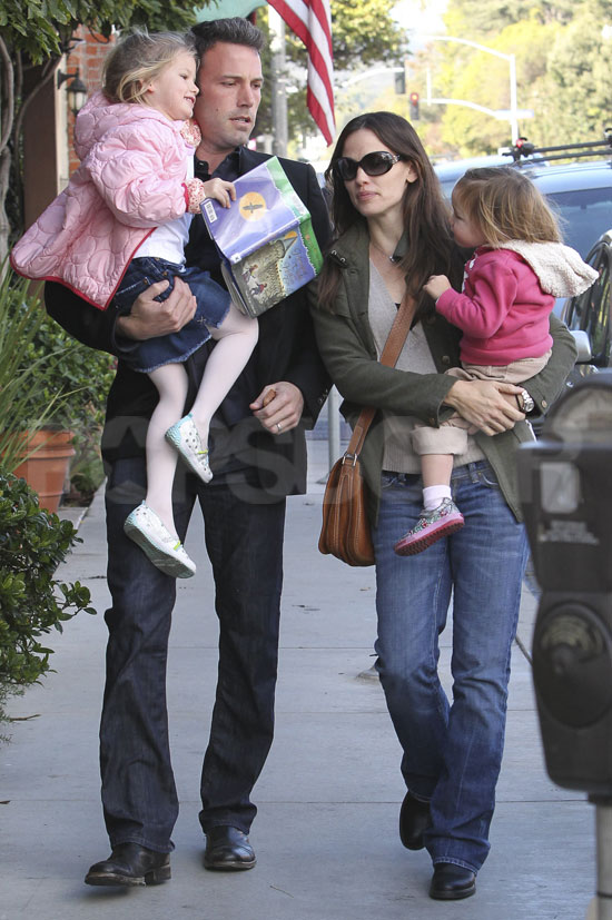 Αυτές είναι οι πιο αγαπημένες οικογένειες του Hollywood για το 2012  Πηγή: http://www.queen.gr/CELEBRITY-SPOTTING/JUICY-NEWS/item/65561-aytes-einai-oi-pio-agapimenes-oikogeneies-toy-hollywood-gia-to-2012#ixzz2G9Z9MiEM - Φωτογραφία 6