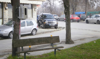 Παρκάρουν πάνω στο πεζοδρόμιο τα αυτοκίνητα για να πάνε στον Μύλο των Ξωτικών στα Τρίκαλα - Φωτογραφία 6