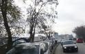 Παρκάρουν πάνω στο πεζοδρόμιο τα αυτοκίνητα για να πάνε στον Μύλο των Ξωτικών στα Τρίκαλα - Φωτογραφία 5