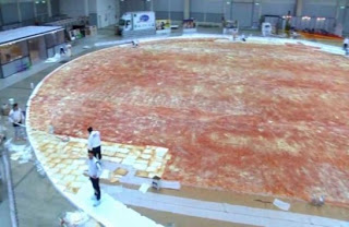 Αυτή είναι η μεγαλύτερη πίτσα του κόσμου! ΒΙΝΤΕΟ - Φωτογραφία 1