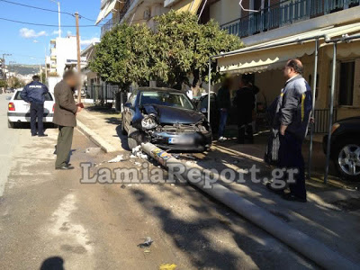 Λαμία: Έπεσε πάνω στην κολόνα - Είχαν άγιο ο οδηγός και η συνοδηγός - Φωτογραφία 2