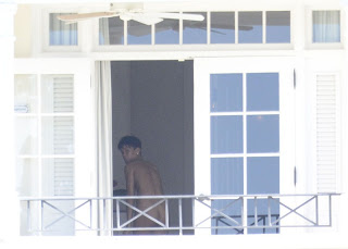 Παπαράτσι «έπιασε» την Rihanna γυμνή στο δωμάτιό της! - Φωτογραφία 1