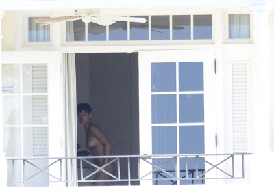Παπαράτσι «έπιασε» την Rihanna γυμνή στο δωμάτιό της! - Φωτογραφία 2