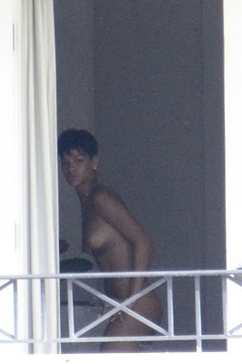 Παπαράτσι «έπιασε» την Rihanna γυμνή στο δωμάτιό της! - Φωτογραφία 3