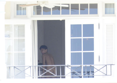 Παπαράτσι «έπιασε» την Rihanna γυμνή στο δωμάτιό της! - Φωτογραφία 4