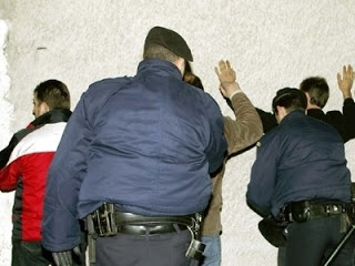 Αλβανοί κατσαπλιάδες είχαν ρημάξει τη Ναύπακτο...Για να διαφύγουν της σύλληψης απείλησαν κάτοικο με μαχαίρι για να του πάρουν το όχημα. - Φωτογραφία 1