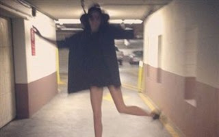 Χοροπηδάει από τη χαρά της η Miranda Kerr - Φωτογραφία 1