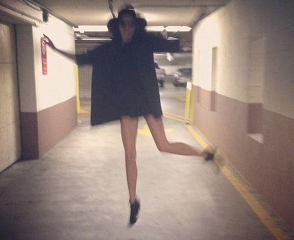 Χοροπηδάει από τη χαρά της η Miranda Kerr - Φωτογραφία 2