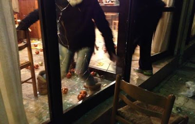 ΑΓΡΙΝΙΟ: Αντιεξουσιαστές με κράνη έσπασαν μαγαζί και υπήρχαν μικρά παιδιά μέσα!..(Φώτο + Βίντεο) - Φωτογραφία 1