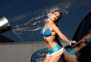 Αιθέριες θηλυκές υπάρξεις πλένουν αυτοκίνητα...Απολαύστε τις: - Φωτογραφία 6