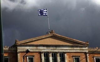 Δυσοίωνο εκτιμούν το 2013 οι Έλληνες - Φωτογραφία 1