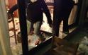 Αγρίνιο: «Μπούκαραν» με καδρόνια και λοστούς σε ψητοπωλείο όπου έτρωγαν μέλη της Χρυσής Αυγής - Δείτε βίντεο