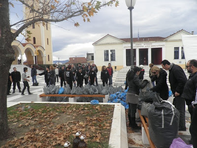 Αγρίνιο: Τα μοίρασε τελικά τα τρόφιμα η Χρυσή Αυγή - Δείτε φωτο-βίντεο - Φωτογραφία 2