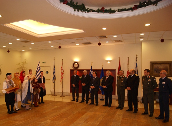 Δήλωση Υπουργού Εθνικής Άμυνας κ. Πάνου Παναγιωτόπουλου μετά τα κάλαντα για την εορτή της Πρωτοχρονιάς στο Υπουργείο Εθνικής Άμυνας - Φωτογραφία 2