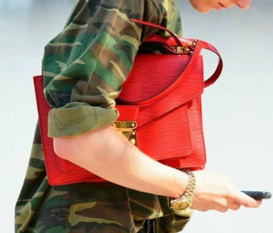 Fashion trend: Βάλτε χρώμα στην τσάντα σας ακόμη και το χειμώνα - Φωτογραφία 5