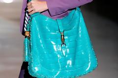 Fashion trend: Βάλτε χρώμα στην τσάντα σας ακόμη και το χειμώνα