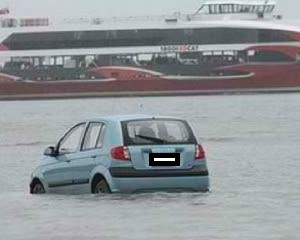 Απίστευτο! Έριξαν το αυτοκίνητο στην...θάλασσα λόγω...GPS! - Φωτογραφία 1