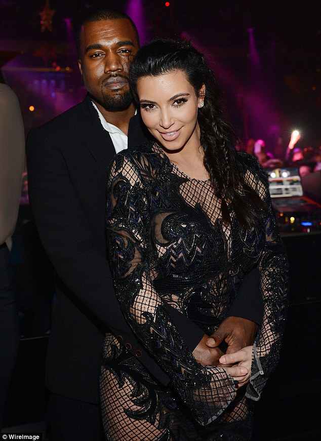 Kim Kardashian: Γιόρτασε την Πρωτοχρονιά με φιλιά και ερωτική εξομολόγηση… - Φωτογραφία 2