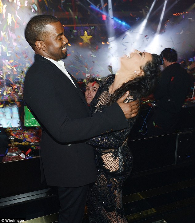 Kim Kardashian: Γιόρτασε την Πρωτοχρονιά με φιλιά και ερωτική εξομολόγηση… - Φωτογραφία 3