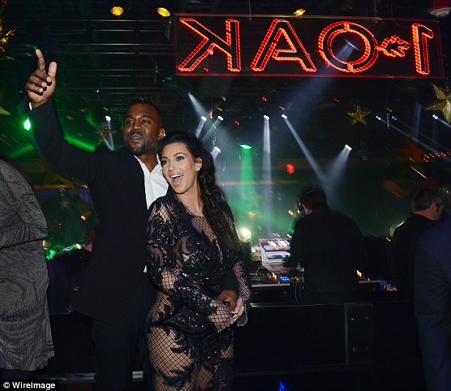 Kim Kardashian: Γιόρτασε την Πρωτοχρονιά με φιλιά και ερωτική εξομολόγηση… - Φωτογραφία 4
