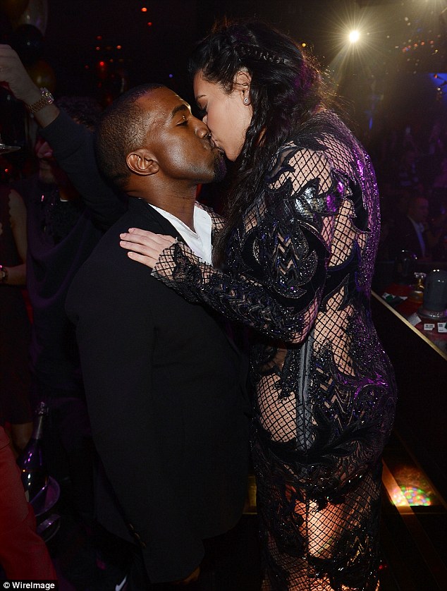 Kim Kardashian: Γιόρτασε την Πρωτοχρονιά με φιλιά και ερωτική εξομολόγηση… - Φωτογραφία 5