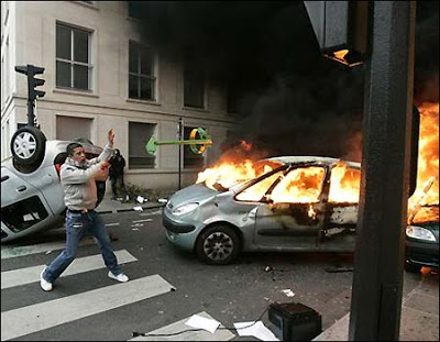 Την παραμονή της Πρωτοχρονιάς στη Γαλλία οι μουσουλμάνοι πυρπόλησαν περίπου 1.200 αυτοκίνητα . - Φωτογραφία 1