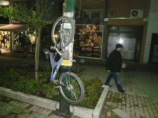 Κλείδωσε το ποδήλατο κατακόρυφα στη κολόνα φωτισμού στα Τρίκαλα - Φωτογραφία 1