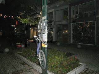 Κλείδωσε το ποδήλατο κατακόρυφα στη κολόνα φωτισμού στα Τρίκαλα - Φωτογραφία 3