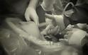 Μωρό αρπάζει το δάχτυλο γιατρού τη στιγμή της γέννησης του