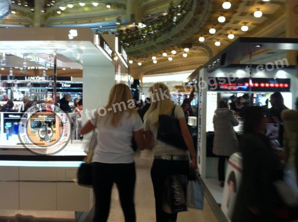 Συλλάβαμε την Ελένη Μενεγάκη στο Παρίσι να κάνει ατελείωτο shopping therapy! - Φωτογραφία 2