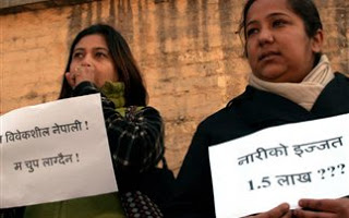 Νεπάλ: Συνεχίζονται οι διαδηλώσεις για τον βιασμό μιας γυναίκας από αξιωματούχους - Φωτογραφία 1