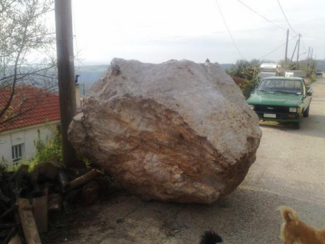 ΑΧΑΪΑ: Τεράστιος βράχος απείλησε ένα ολόκληρο χωριό - Φωτογραφία 1