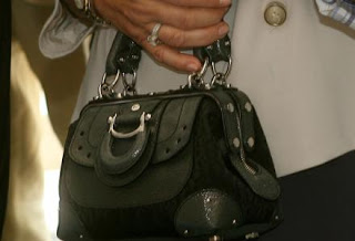 Ξάνθη: Της έκλεψε την τσάντα και την πέταξε στο πεζοδρόμιο για 100 ευρώ! - Φωτογραφία 1