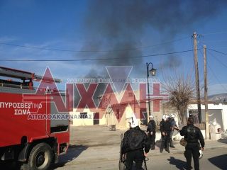 Η ανακοίνωση της αστυνομίας για τα επεισόδια με τους Ρομά στο Αιτωλικό - 2 οι συλλήψεις, 5 οι προσαγωγές - Έκαψαν σπίτια - Φωτογραφία 1