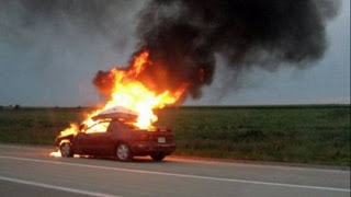 Αυτοκίνητο πήρε φωτιά εν κινήσει! - Φωτογραφία 1