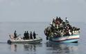 Στο λιμάνι του Ηρακλείου το πλοιάριο με τους 37 μετανάστες. Τους εξετάζουν γιατροί
