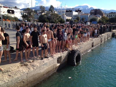 Πάτρα: Πολλοί νέοι βούτηξαν στη θάλασσα για να πιάσουν τον σταυρό - Φωτογραφία 4